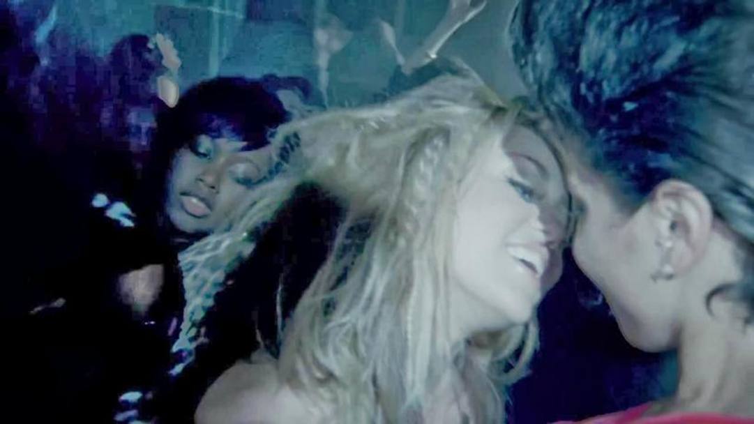 Il bacio lesbo di Miley Cyrus nel video di Who Owns My Heart